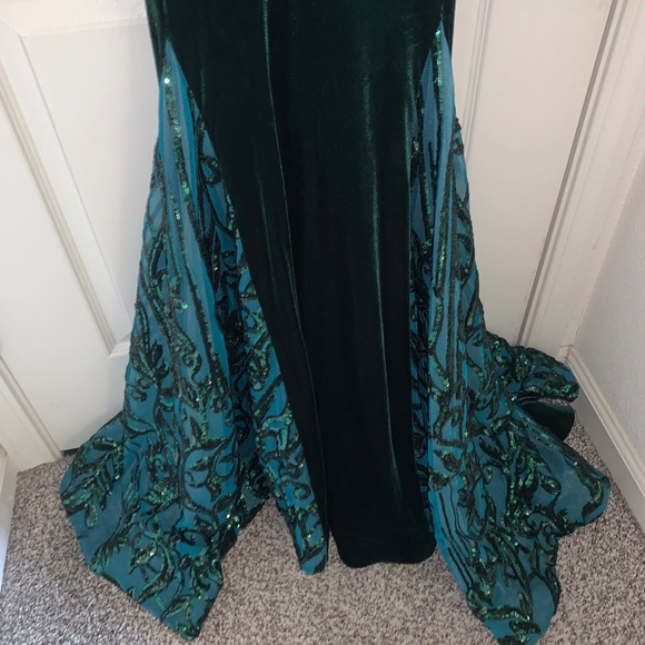 Emerald Velvet Dress - Picture 9 of 12